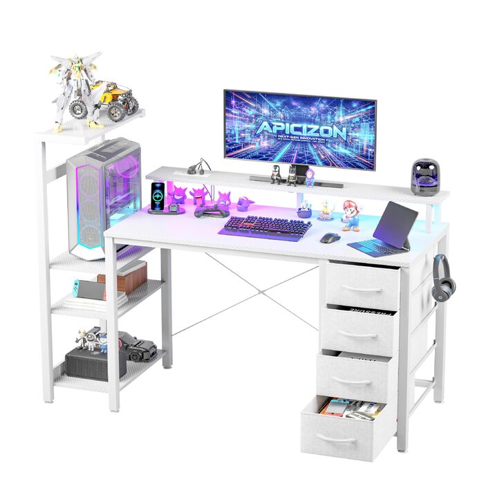 Ігровий стіл APICIZON 150 см з полицею, підставкою для монітора та RGB-підсвіткою, білий. Комп'ютерний стіл з USB, тримачем для навушників та підставки для напоїв, карбоновий дизайн.