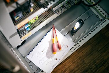 Brennenstuhl LED акумуляторний ліхтар HL 200 A для майстерні, 250+70 люмен, до 6 годин роботи, з магнітом і гачком, складана ручка