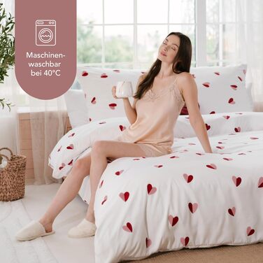 Комплект постільної білизни Dreamzie 4 предмети, 135x200 см, мікрофібра, з 2 наволочками 80x80 см, принт з рожево-червоними серцями, сертифікат Oeko-Tex
