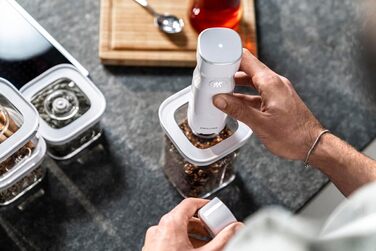 Вакуумний набір для зберігання продуктів ZWILLING FRESH & SAVE CUBE S, 6 предметів: 3 контейнери, вакуумний насос, мірна ложка, NFC-етикетки