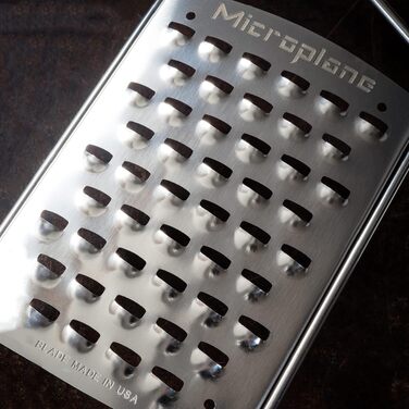 Терка кухонна Microplane XL груба для картоплі, сиру, капусти, огірків, гарбуза та цукіні, чорна, з нержавіючої сталі - Made in USA