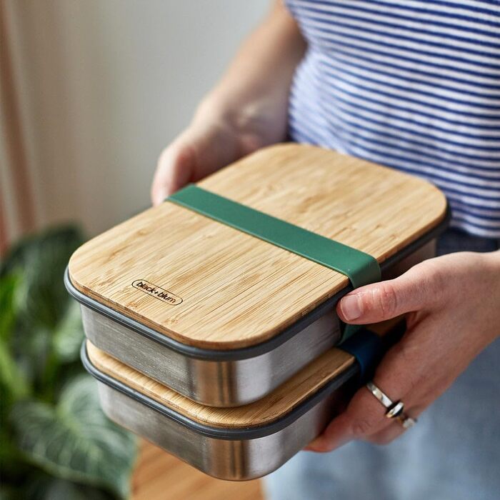 Сталевий ланчбокс Black + Blum Bento Box з бамбуковою кришкою-дошкою, силіконовим роздільником та ремінцем, 1.25 л, Olive
