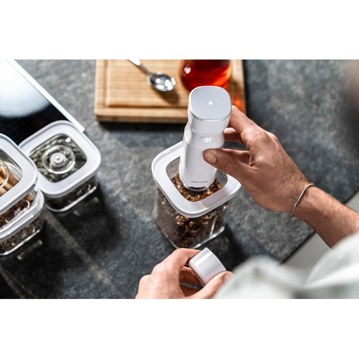 Вакуумний набір для зберігання продуктів ZWILLING FRESH & SAVE CUBE S, 6 предметів: 3 контейнери, вакуумний насос, мірна ложка, NFC-етикетки