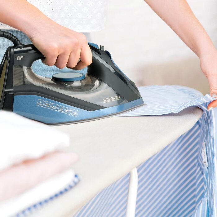 Парова праска BLACK+DECKER BXIR2801E, 2800 Вт, керамічна підошва, паровий удар 180 г/хв, постійна подача пари 45 г/хв, самоочищення, подвійний антинакипний фільтр, авто-відключення, синя/золота