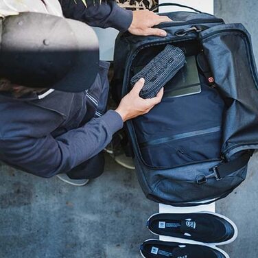Спортивна сумка Dakine EQ Duffle 50L, міцна та містка, з двосторонньою блискавкою, чорна, для тренажерного залу та подорожей