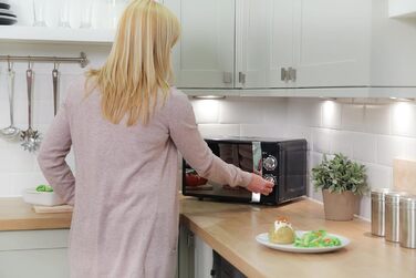 Мікрохвильова піч Russell Hobbs RHMM701C Solo 17л, 700 Вт, чорна: розморожування, таймер, 5 рівнів потужності
