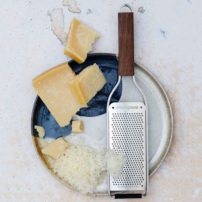 Терка Microplane Master для цитрусових, твердого сиру, імбиру, шоколаду та мускатного горіха, дрібна, з ручкою з горіхового дерева, леза з нержавіючої сталі, вироблено в США