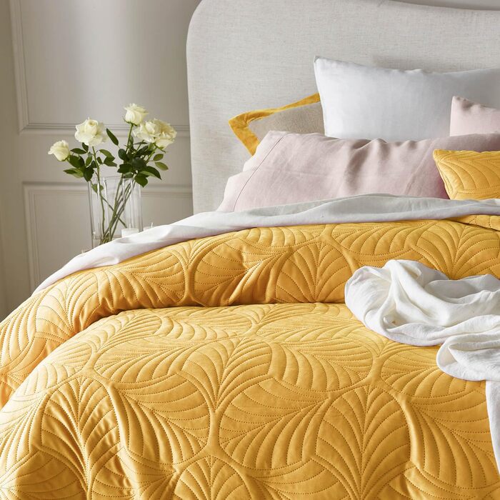 Покривало ROOM99 Feel Elegante з оксамиту, гірчичне, 240x260 см – універсальна стьобана накидка на ліжко або диван, стильне декоративне покривало для спальні та вітальні