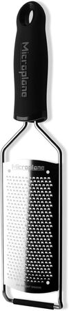Тёрка Microplane® Fein для сыра, цитрусовых, чеснока, чили, корицы и мускатного ореха, черная, с лезвиями из нержавеющей стали - Made in USA. Тонкая режущая кромка.