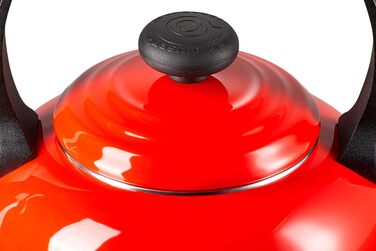 Чайник для води Le Creuset Tradition, емальована сталь, 2.1 л, вишнево-червоний